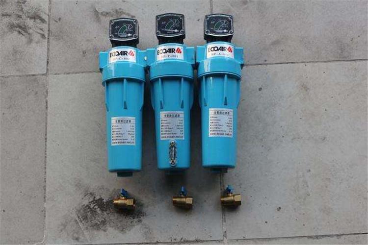 空压机过滤器在保护时,取出滤芯,悄悄敲击端面 空压机过滤器在保护时,取出滤芯,悄悄敲击端面