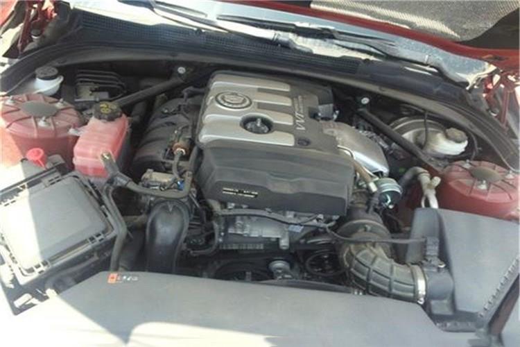 打开发动机舱盖，将乐鱼在线登录入口（China）官方网站盒盖朝前掀起，取出空气滤芯，轻轻拍打滤芯端面