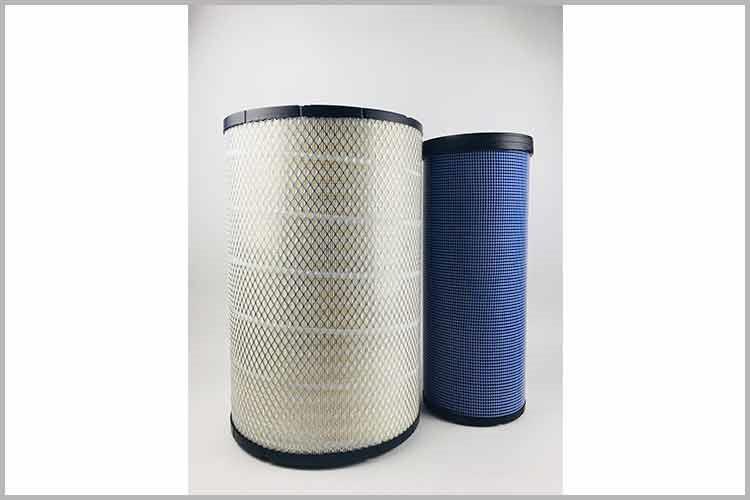 找到液压乐鱼在线登录入口（China）官方网站位置，将乐鱼在线登录入口（China）官方网站从安装支架上拔下来，将接油杯放在油管下方，并用钳子拆掉原来两边的一次性管箍