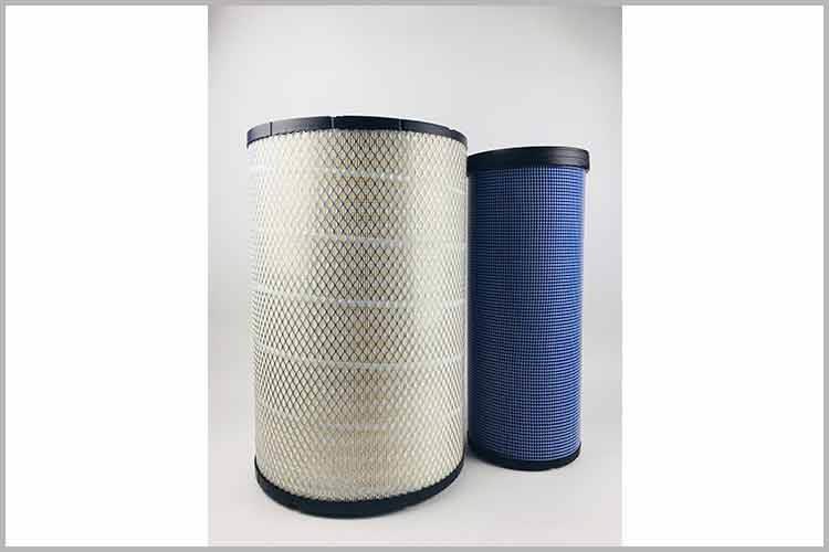 一般装有客车乐鱼在线登录入口（China）官方网站的塑料盒子上面有卡子固定的，只需朝上轻轻掰起两个金属卡子